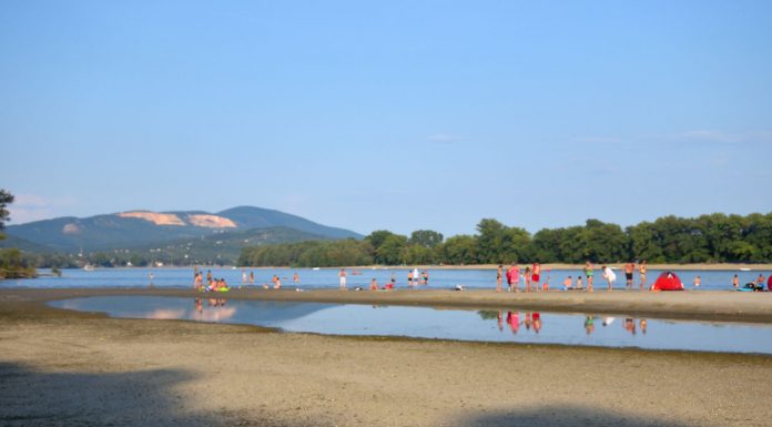 A Duna kiszáradt, de a fürdőzők élvezik