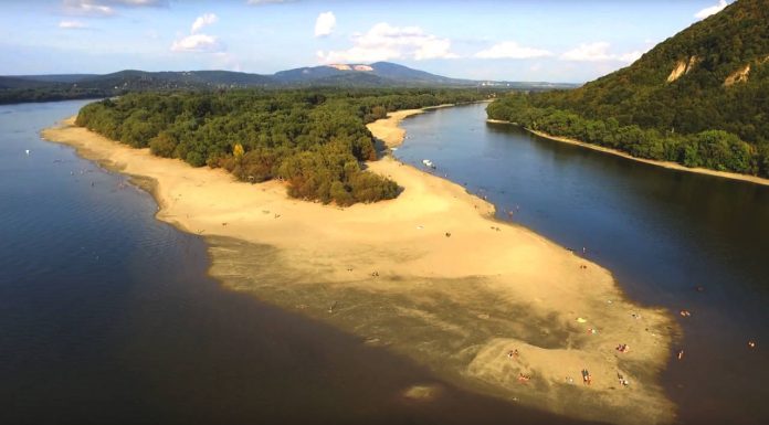 Gyönyörű a part a sekély Duna mentén