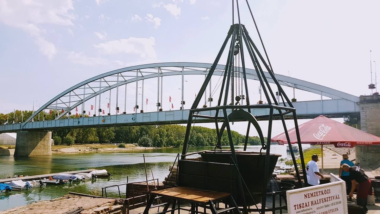 Szegedi Tisza-híd, előtérben egy bográccsal